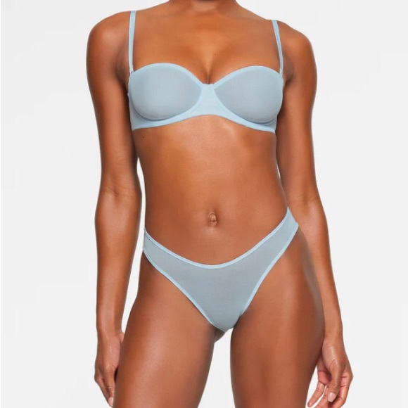 Ultra fine mesh SKIMS strapless bra - Picture 3 of 7